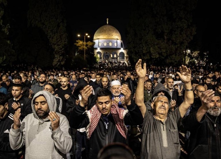 al aqsa namaz1.jpg